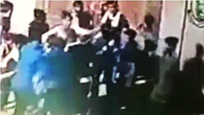 चंद रुपयों के लिए दोस्ती में आई दरार, बीच चौराहे दूसरे दोस्त पर चाकू से किए दनादन वार, देखिए खतरनाक वीडियो