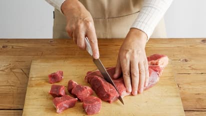 Cleaning Meat : ഇറച്ചി കഴുകുമ്പോള്‍ ശ്രദ്ധിക്കേണ്ടത്; ഇതാ അഞ്ച് ടിപ്സ്...