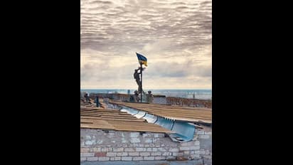 റഷ്യയ്ക്ക് തിരിച്ചടി; ഖെര്‍സണില്‍ യുക്രൈന്‍ പതാക ഉയര്‍ത്തി 