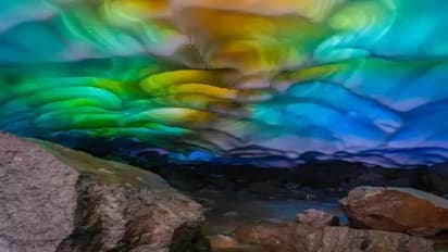 ഐസ് ഗുഹയ്ക്കുള്ളിൽ നിന്നും അതിമനോഹരമായ കാഴ്ച, എന്നാൽ അടുത്തേക്ക് പോകരുത് അപകടമെന്ന് അധികൃതർ