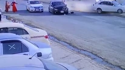 दो कारोंं की टक्कर के बाद लोगों ने महिला को दोषी बताकर लगा दी क्लास, देखिए वायरल वीडियो में आखिर हुआ क्या था 