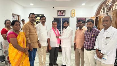 మునుగోడులో బీజేపీకి ఎదురుదెబ్బ.. టీఆర్ఎస్ లో చేరిన చుండూరు నాయకుడు దేవేందర్