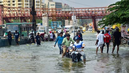rain in bangalore: மிரட்டும் மழை! பெங்களூருவுக்கு 2 நாட்கள் எச்சரிக்கை: இயல்பு வாழ்க்கைக்கு மக்கள் முயற்சி 