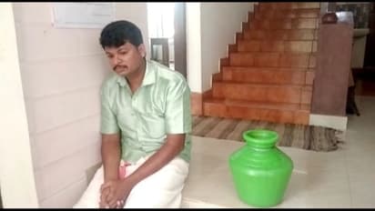 വാട്ടർ അതോറിറ്റി ഓഫീസിന് മുന്നില് പരസ്യമായി കുളിച്ച് കൗൺസിലറുടെ പ്രതിഷേധം