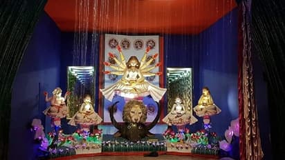 ঐতিহ্যশালী মন্দিরের আদলে তৈরি হচ্ছে ঠাকুরপুকুর ক্লাবের পুজো প্যান্ডেল, প্রস্তুতি চলছে জোড় কদমে