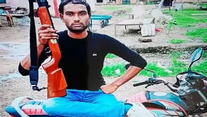 सिरफिरे ने लड़की पर बरसाए फूल, फिर राइफल के साथ फोटो भेजकर कहा- धर्म बदलकर शादी कर लो