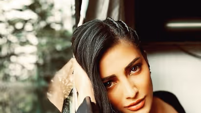 Shruti Haasan: 'எனக்கு எல்லாம் வேண்டும்'... காதலரை கட்டி பிடித்து ஹாட் ரொமான்ஸ் செய்யும் ஸ்ருதி ஹாசன்! 