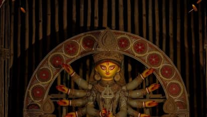 জমজমাট পুজোয় অদেখার যাত্রায় যেতে প্রস্তুতি চলছে সিকদার বাগান সাধারন দুর্গোৎসব কমিটির