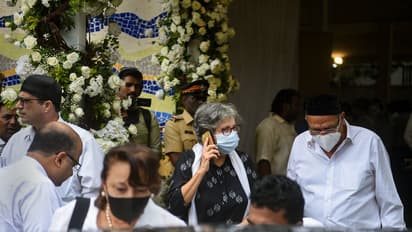 साइरस मिस्त्री का अंतिम संस्कार: टाटा परिवार का यह सदस्य व्हीलचेयर पर बैठकर पहुंचा श्मशान तक