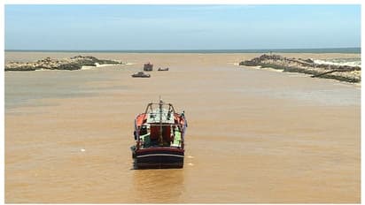 മുതലപ്പൊഴി അപകടം:  നേവിയുടെ പുതിയ സംഘമെത്തി, പുലിമുട്ടിൽ കുരുങ്ങി കിടക്കുന്ന വല അറുത്ത് മാറ്റുന്നു