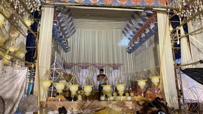 বাংলার আলপনায় সাজছেন মা, শোলা আর ফিতের সাজে নান্দনিক মন্ডপ মুদিয়ালি ক্লাবে