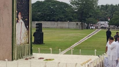 19 ஆண்டுகளுக்கு பிறகு தந்தையின் நினைவிடத்தில் ராகுல் மலர்தூவி மரியாதை.. நடைபயணத்தை தொடங்கி வைக்கும் முதல்வர்.!