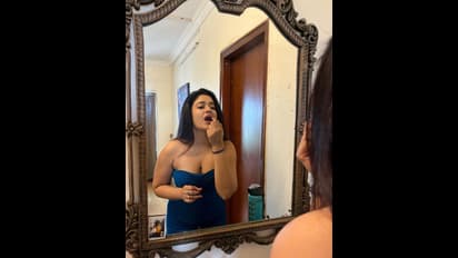 அம்மாடி மிரர்..முன்னாடி அனல் பறக்குதே...கண்ணாடியில் கிளாமர் போஸ் கொடுத்த பூனம் பஜ்வா 