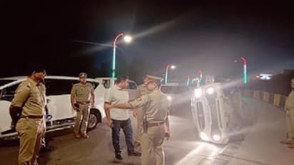 गोरखपुर में फुटपाथ पर सो रहे मजदूरों को बेकाबू कार ने रौंदा, मौके पर 2 की मौत व 5 गंभीर रूप से घायल