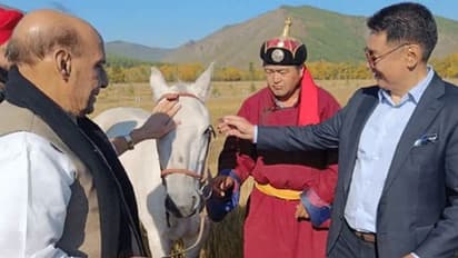 రాజ్ నాథ్ సింగ్ కు అదిరిపోయే బహుమతినిచ్చిన మంగోలియా అధ్యక్షుడు