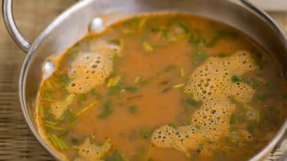 4 ಕಾಳುಮೆಣಸು, 1 ಟೊಮೆಟೋ ಹಾಕಿ ತಯಾರಿಸಿ ಬಾಯಿ ಚಪ್ಪರಿಸಿಕೊಂಡು ತಿನ್ನೋ ಹುಳಿ ರಸಂ