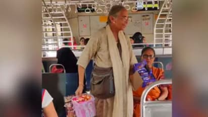 Viral Video: ട്രെയിനില്‍ ചോക്ലേറ്റ് വില്‍ക്കുന്ന വയോധിക; വൈറലായി വീഡിയോ
