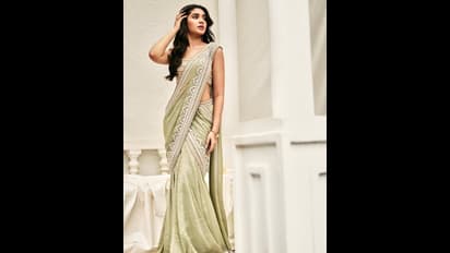 சேலை அழகில்... சிக்கென இருக்கும் இடையை காட்டி இளசுகளை ஏங்க வைக்கும் கீர்த்தி ஷெட்டி! லேட்டஸ்ட் போட்டோஸ்!