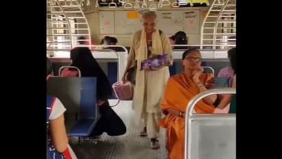 ट्रेन में बुजुर्ग महिला को इस हाल में देख लोग हो गए भावुक, स्वाति मालीवाल ने लिखी दिल छू लेने वाली पोस्ट