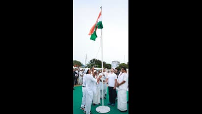 జమ్ము కశ్మీర్లో 100 అడుగుల ఎత్తులో జాతీయ జెండా.. పతాకాన్ని ఆవిష్కరించిన ఆర్మీ