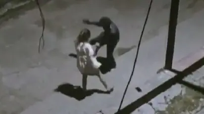 'ആരാണ് ഇവര്‍?' ; വൈറലായി യുവതിയുടെയും യുവാവിന്‍റെയും പാതിരാത്രിയിലെ 'പെര്‍ഫോമൻസ്'