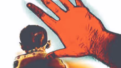 భూ రికార్డుల్లో తప్పులు దిద్దుతామంటూ మోసం.. మీసేవాను ధ్వంసం చేసిన గ్రామస్తులు