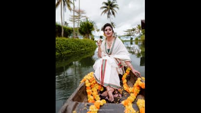 തോണിയുടെ അണിയത്ത്,ലാസ്യഭാവത്തില്‍ മനോഹരിയായി ഇനിയ; ഫോട്ടോഷൂട്ട് ചിത്രങ്ങള്‍ കാണാം