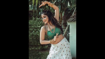 ஓணம் பண்டிகையை கூட... கவர்ச்சிக்கு குறைவில்லாமல் கொண்டாடும் சாக்ஷி அகர்வால்! லேட்டஸ்ட் கியூட் போட்டோஸ்!