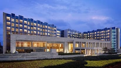 बाढ़ के पानी में डूबा बेंगलुरु तो होटल वाले काट रहे चांदी, 40 हजार रुपए प्रति रात तक कर रहे वसूल