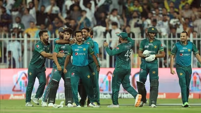 पाकिस्तान-अफगानिस्तान जंग: मैदान में हाथापाई और स्टेडियम में कुर्सी फेंक युद्ध, जश्न में चली गोली से दो की मौत