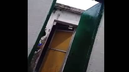 വിദ്യാർത്ഥികളെ കൊണ്ട് ശുചിമുറി കഴുകിപ്പിച്ചു; വൃത്തിയായി കഴുകിയില്ലെങ്കിൽ  ശുചിമുറിയിൽ പൂട്ടിയിടുമെന്ന് ഭീഷണി