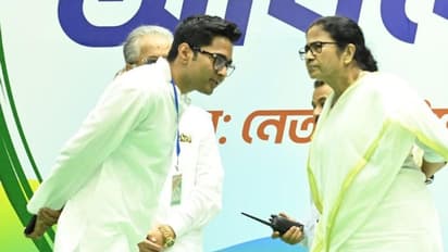 'তৃণমূলের একটাই লবি- সেটা মমতা লবি', নেতাজি ইন্ডোরে বিজেপির সমালোচনা করে পিসির প্রশংসা অভিষেকের
