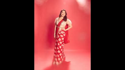 போல்கோ டாட் புடவையில் ஃபேஷன் டிரெண்டை மாற்றிய மாதுரி தீக்‌ஷித்..!!