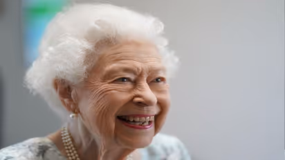 বাবার আদরের লিলিবেথ থেকে কীভাবে ব্রিটেনের রাজরানি হয়ে গেলেন দ্বিতীয় এলিজাবেথ?