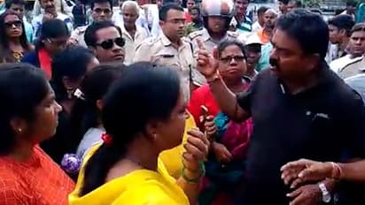 মহিলাকে ঝোপের মধ্যে নিয়ে গিয়ে গণধর্ষণ, প্রতিবাদে বিজেপির অবরোধ বিক্ষোভে উত্তাল টিটাগড়