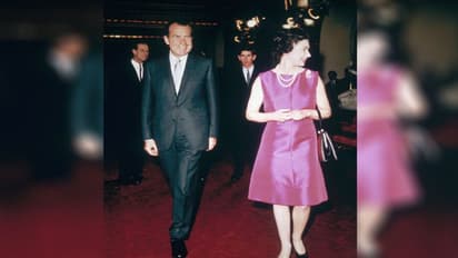 क्वीन एलिजाबेथ के फैशन में झलकती थी गरिमा, देखें उनके शासनकाल की 10 खूबसूरत तस्वीरें