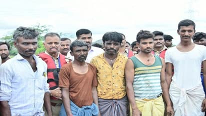 ಹಳ್ಳದಲ್ಲಿ ಸಿಲುಕಿದ್ದ ಐವರು ರೈತರ ರಕ್ಷಣೆ,  ಸ್ವತಃ ತಾವೇ ಬೋಟ್‌ನಲ್ಲಿ ಹೋಗಿ ಕರೆತಂದ ತಹಶೀಲ್ದಾರ್