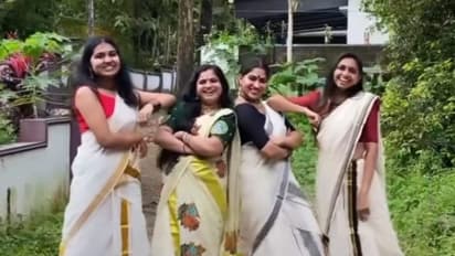 'കുണുക്ക് പെൺമണി'ക്ക് ചുവടുവച്ച് സ്വാസികയും കൂട്ടുകാരും; ഓണം അടിച്ചു പൊളിച്ച് താരം