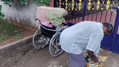 വീല്‍ച്ചെയറില്‍  അമ്മയുടെ മൃതദേഹവുമായി ശ്മാശാനത്തിലേക്ക് എത്തിയ മകന്‍! 