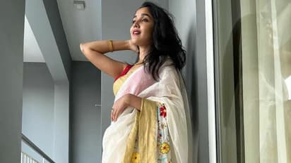 ஸ்லீவ் லெஸ் ஜாக்கெட்டில்... கேரளா புடவை கட்டி அழகில் நயன்தாராவுக்கே டஃப் கொடுக்கும் அவரது ரீல் மகள் அனிகா! 