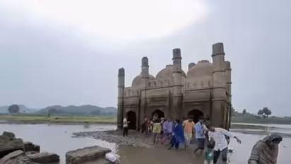 30 साल पहले पानी में अदृश्य हो गई थी 120 साल पुरानी ये मस्जिद, अब 'जादुई' तरीके से बाहर निकली