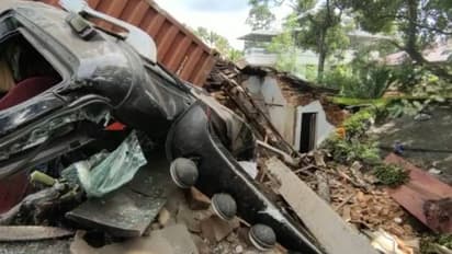 കണ്ടെയ്നർ ലോറി നിയന്ത്രണം വിട്ട് ഇടിച്ചുകയറിയത് വീട്ടിലേക്ക്, ഡ്രൈവര്ക്ക് ഗുരുതര പരിക്ക്