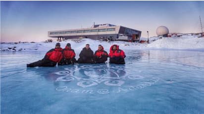 പൂവല്ല, മഞ്ഞുറഞ്ഞിടത്ത് കത്തികൊണ്ട് വരഞ്ഞുണ്ടാക്കിയ പൂക്കളം, ഇവരുടെ ആന്റാര്ട്ടിക്കൻ ഓണം ഇങ്ങനെ...!