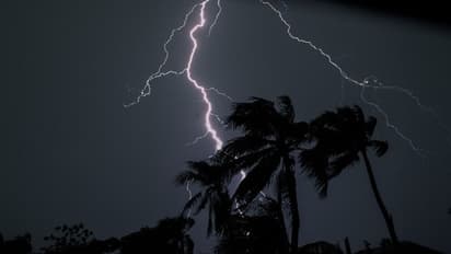 পশ্চিম মধ্য বঙ্গোপসাগরে ফের নিম্নচাপের ভ্রুকূটি, দুর্গাপুজোর আগে আবার বৃষ্টিপাতের প্রকোপ?