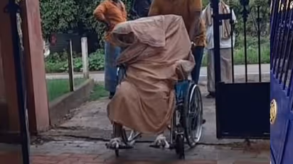 ஷாக்கிங் நியூஸ்.. தனியாளாக தாயின் இறந்த உடலை சக்கர நாற்காலியில் எடுத்து சென்ற மகன்.. ஏன் தெரியுமா?