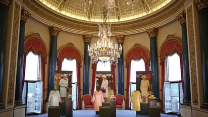 10 शानदार फोटो में देखिए किस विशाल और भव्य महल में रहती थीं महारानी एलिजाबेथ-II 