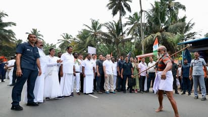 Bharat JodoYatra: करतब देखने जब यात्रा रोककर खड़े हो गए राहुल गांधी, देखिए कुछ ऐसी ही 10  दिलचस्प तस्वीरें