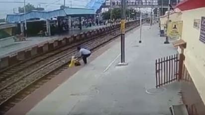 Viral Video: ಕೂದಲೆಳೆ ಅಂತರದಲ್ಲಿ ರೈಲು ಅಪಘಾತ ತಪ್ಪಿಸಿಕೊಂಡ ಮಹಿಳೆ: ಸಿಬ್ಬಂದಿಯಿಂದ ಬಚಾವ್