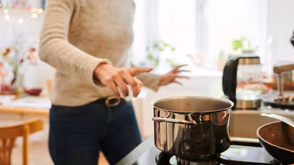 भिंडी बनती है चिपचिपी या मसालदानी में पड़ जाते हैं जिद्दी दाग तो अपनाएं यह घरेलू टिप्स