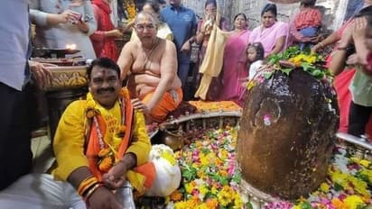 महाकाल के गर्भगृह में बीजेपी मेयर का विवादित फोटो सेशन, कांग्रेस ने कहा- हिंदुत्व का फर्जी ठेकेदार